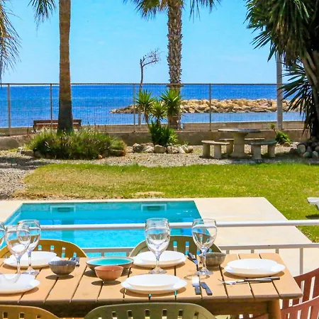 Villa Acacias - Only Families